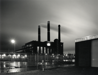 108106 Gezicht op de electrische centrale van het Energieproductiebedrijf UNA (Atoomweg 9) te Utrecht, bij nacht.